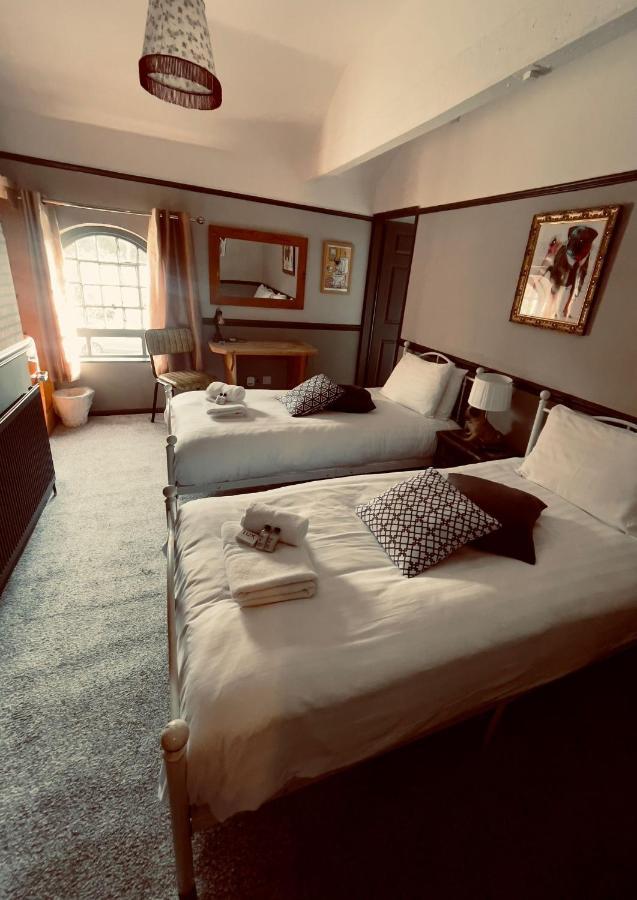 The Italian Greyhound Hotel Great Glen Екстериор снимка