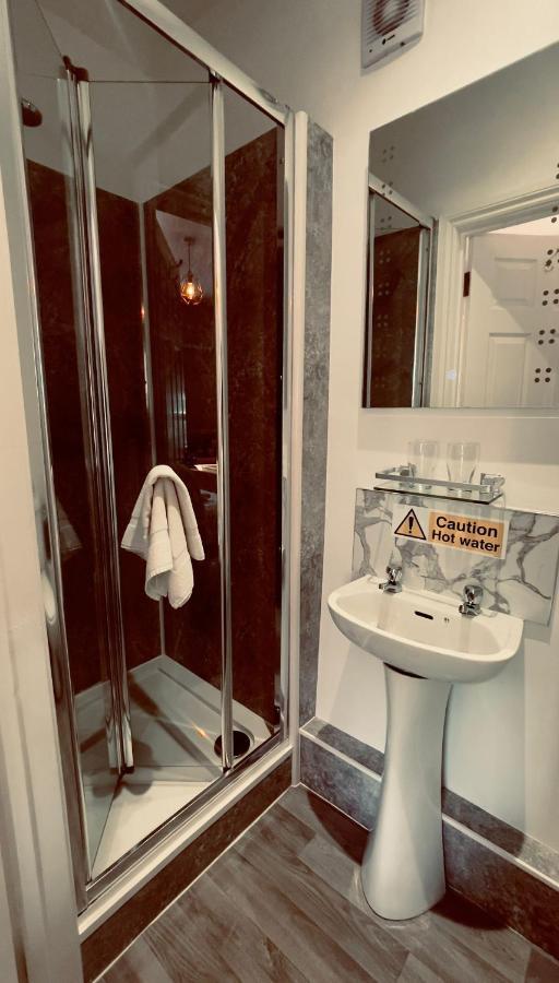 The Italian Greyhound Hotel Great Glen Екстериор снимка
